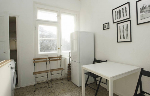 Harmonious room with enclosed balcony in 2-bedroom apartment in Neukölln - Gallery - 8