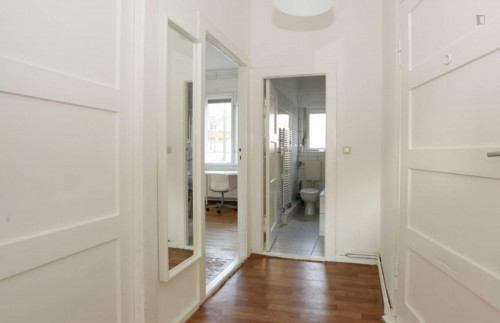 Harmonious room with enclosed balcony in 2-bedroom apartment in Neukölln - Gallery - 15