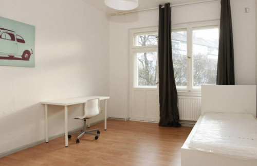 Harmonious room with enclosed balcony in 2-bedroom apartment in Neukölln