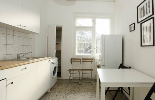 Harmonious room with enclosed balcony in 2-bedroom apartment in Neukölln - Gallery - 10
