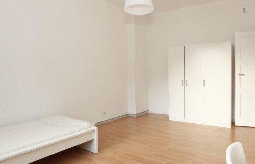 Harmonious room with enclosed balcony in 2-bedroom apartment in Neukölln - Gallery - 5