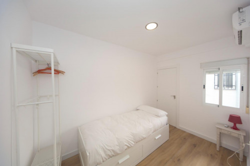 Cosy single bedroom in the Pajaritos neighbourhood