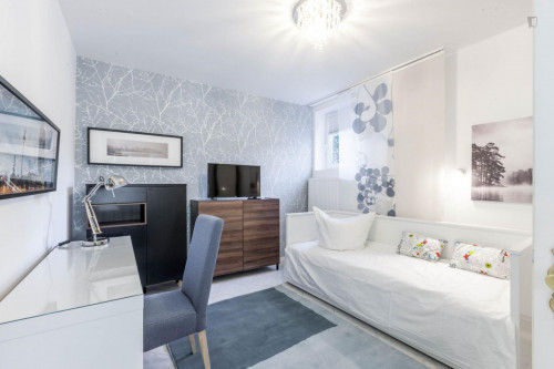 Single bedroom in 5-bedroom apartment