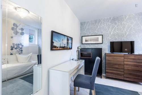 Single bedroom in 5-bedroom apartment