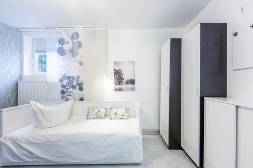 Single bedroom in 5-bedroom apartment