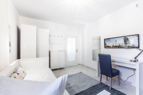Single bedroom in 5-bedroom apartment