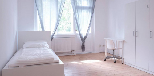 Spacious single bedroom with balcony in nice area - Gallery - 16