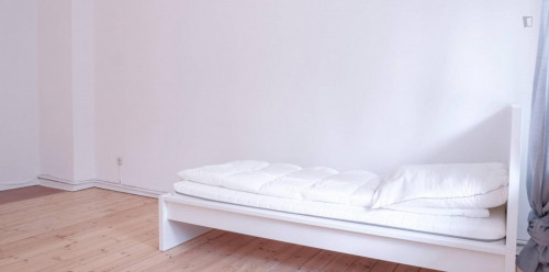 Spacious single bedroom with balcony in nice area - Gallery - 10