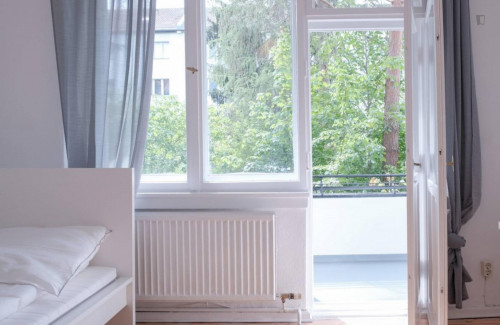 Spacious single bedroom with balcony in nice area - Gallery - 17