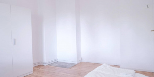 Spacious single bedroom with balcony in nice area - Gallery - 13