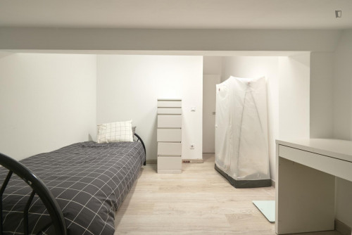 Pleasant single bedroom in Amadora