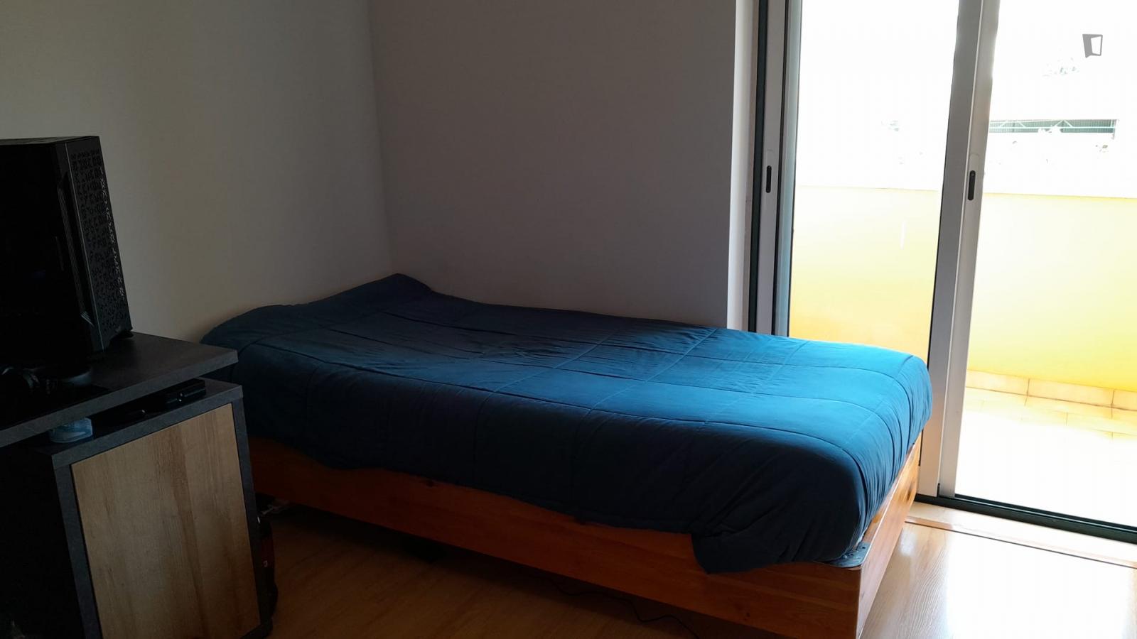 Comfy Single Ensuite Bedroom With Balcony Near Carcavelos - 1