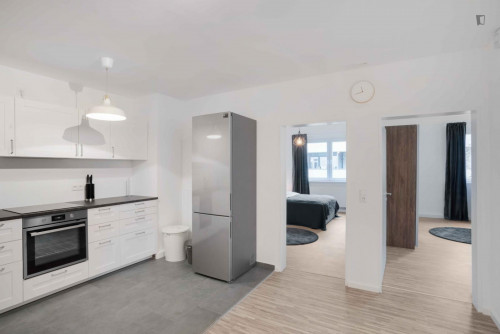 Single bedroom with TV in a 5-bedroom apartment  - Gallery -  5