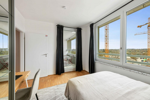 Bright double bedroom with balcony in a 4-bedroom apartment in Sendling-Westpark