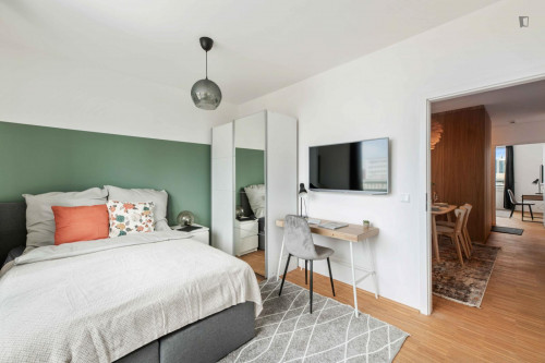 Bright double bedroom with balcony in a 4-bedroom apartment in Sendling-Westpark