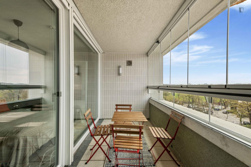 Bright double bedroom with balcony in a 4-bedroom apartment in Sendling-Westpark