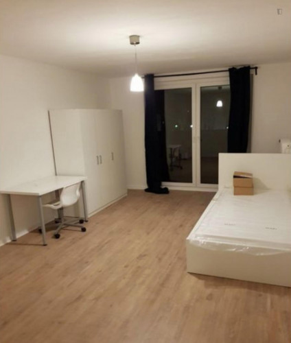 Charming single bedroom in a 3-bedroom apartment in Stellingen
