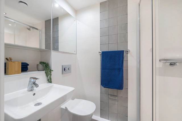  Silver En-Suite  -  Canvas City Point  - Gallery -  3