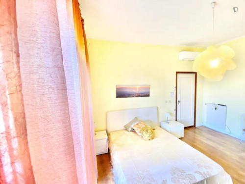 Appartamento soleggiato con ampia terrazza, giardino e parcheggio