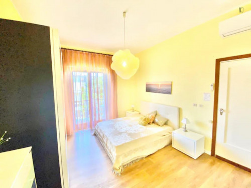 Appartamento soleggiato con ampia terrazza, giardino e parcheggio