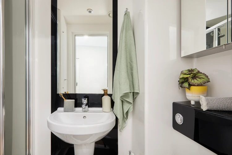  Large High Double En-Suite  -  Unite Students Battery Park  - Gallery -  3