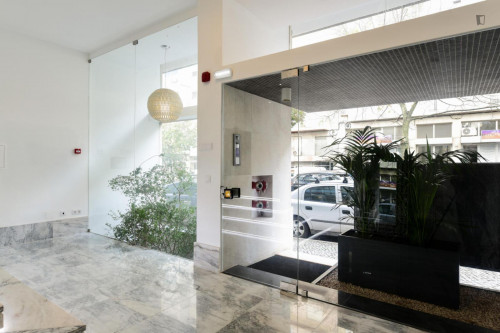 Studio in a residence near Jardim do Campo Pequeno - Gallery - 13