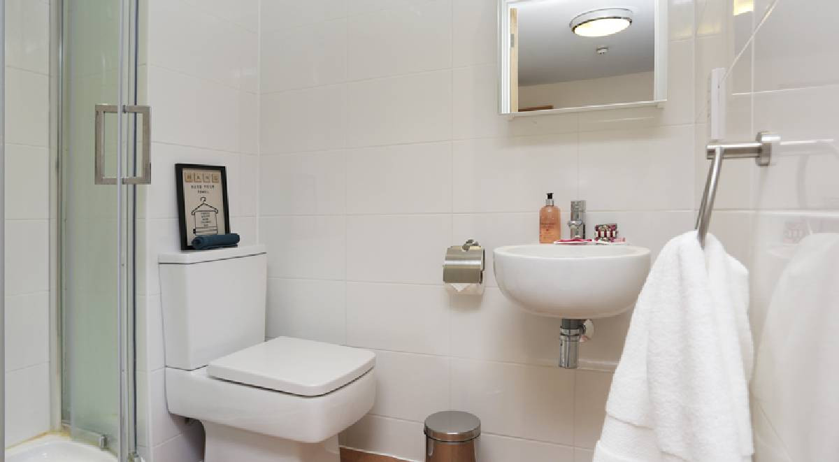  Deluxe En-Suite - Behn Hall  -  Canterbury Student Village  - Gallery -  3