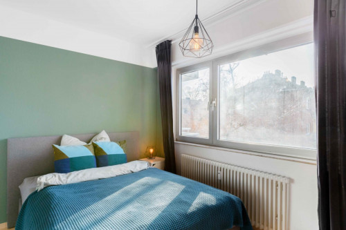 Bright double bedroom in Sülz