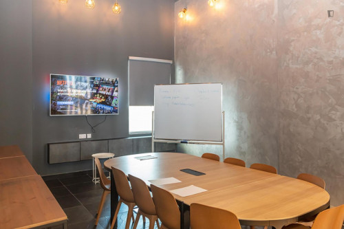 Bright twin bedroom in Dubai for professionals