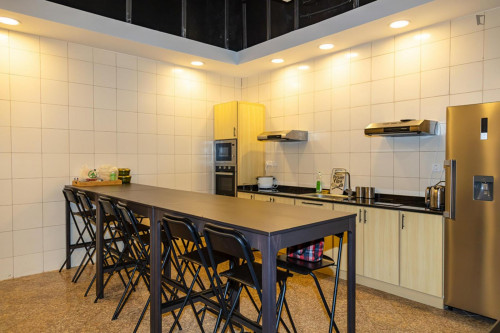 Bright twin bedroom in Dubai for professionals