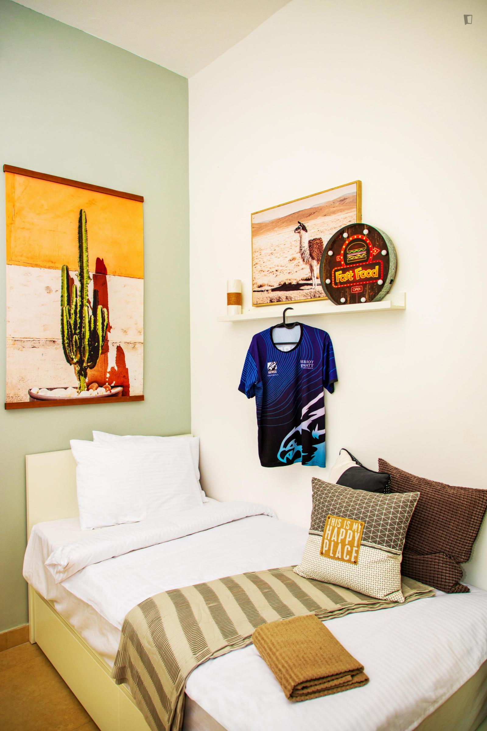 Bright Twin Bedroom In Dubai For Professionals - Bright twin bedroom in Dubai for professionals - Gallery - 1