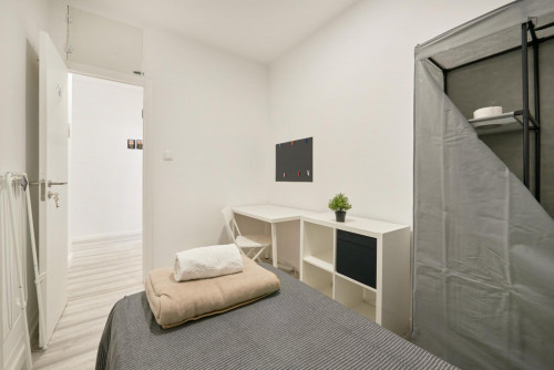 Inviting single bedroom in student-popular Arroios