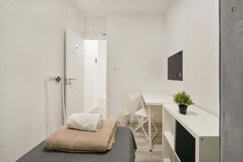 Inviting single bedroom in student-popular Arroios