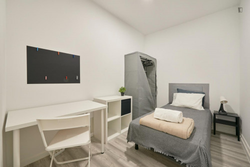 Inviting single bedroom in student-popular Arroios