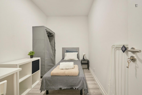 Inviting single bedroom in student-popular Arroios