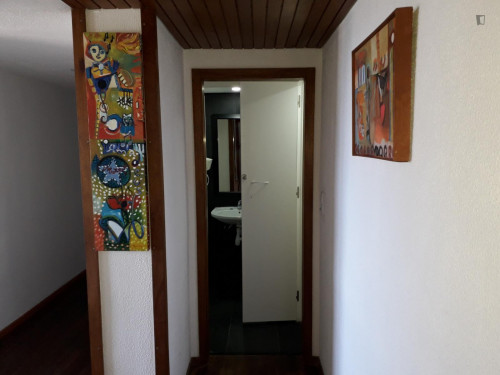 Very nice double bedroom in Paço de Arcos