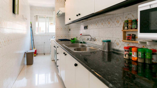 Beautiful flat close to university. All included. Weekly Cleaning included