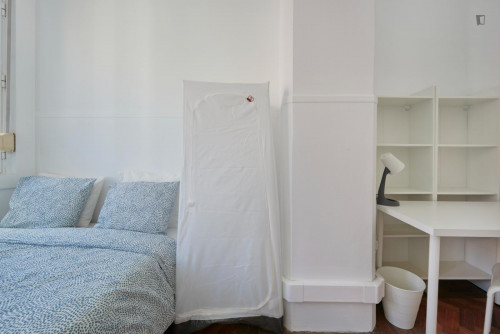 Well-lit double bedroom in Marquês de Pombal