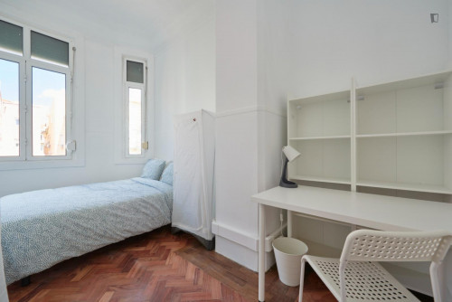 Well-lit double bedroom in Marquês de Pombal