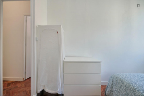 Well-lit double bedroom in Marquês de Pombal