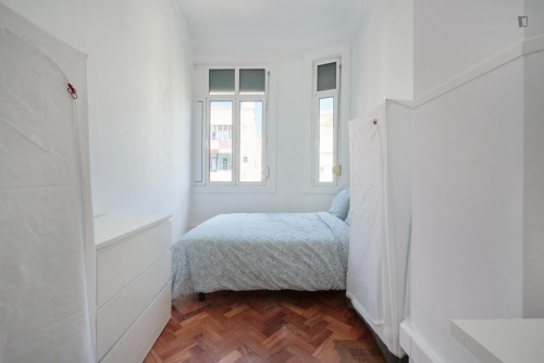 Well-lit double bedroom in Marquês de Pombal