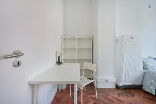 Bright double bedroom in Marquês de Pombal - Gallery - 6