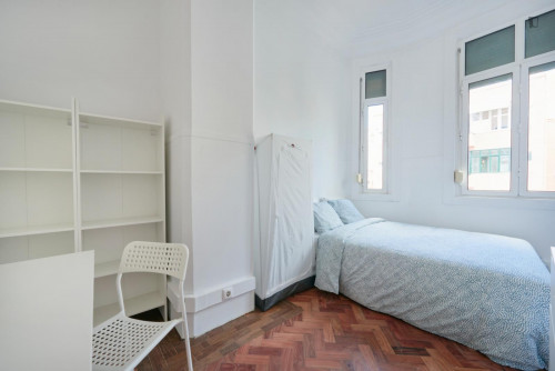 Bright double bedroom in Marquês de Pombal