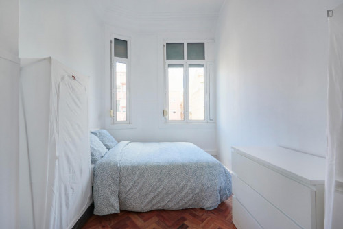 Bright double bedroom in Marquês de Pombal