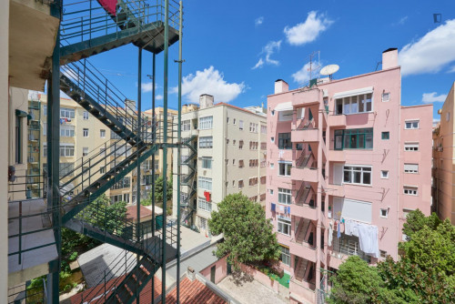 Bright double bedroom in Marquês de Pombal - Gallery - 7