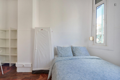 Bright double bedroom in Marquês de Pombal