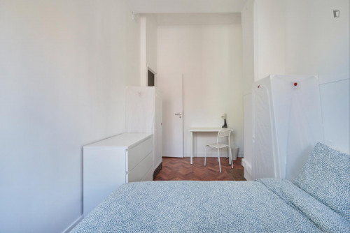 Bright double bedroom in Marquês de Pombal - Gallery - 5