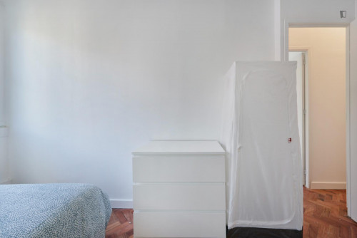 Bright double bedroom in Marquês de Pombal