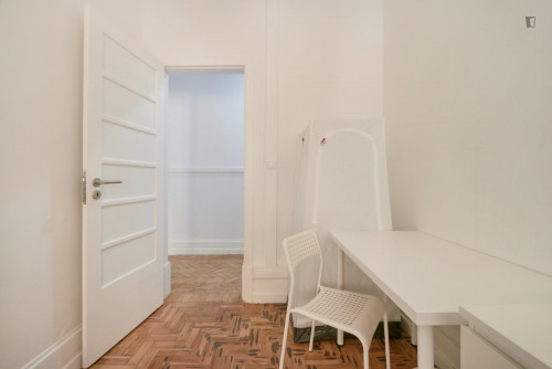 Neat double bedroom in Marquês de Pombal