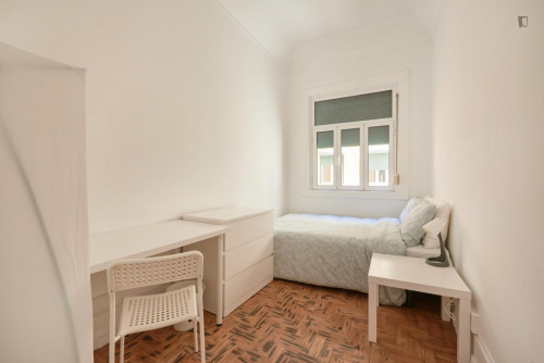 Neat double bedroom in Marquês de Pombal